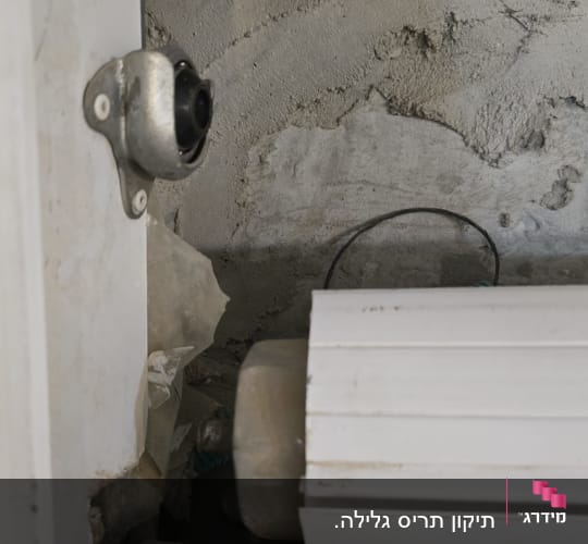 מנגנון תריס גלילה עם מנוע חשמלי וקיר בטון